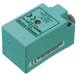 Ein grüner, rechteckiger Sensor mit Aufschrift 'PEPPERL+FUCHS' und Seriennummer. Industrialer Gebrauch, kompatibel mit Normen.
