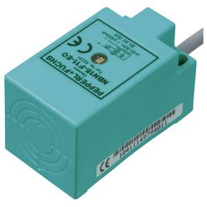 Ein quadratischer, grüner Näherungssensor mit einem Kabel und CE-Kennzeichnung. Modellnummer und technische Details sind sichtbar.