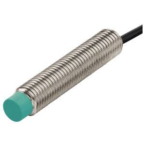 Ein zylindrischer Näherungssensor mit metallischem Gehäuse und grünem Kopf, an dem ein schwarzes Kabel angeschlossen ist.