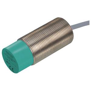 Ein zylindrischer, induktiver Näherungsschalter mit grünem Kunststoffkopf und metallischem Gewinde, abgehendem Kabel.