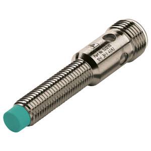 Zylinderförmiger Sensor mit Metallgehäuse und grüner Spitze, geeignet für industrielle Anwendungen zur Objekterkennung.