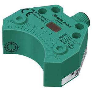 Sensor in grüner Gehäuseform mit Markierungen und Anschluss an der Seite. Typische Anwendung in der industriellen Automatisierung.