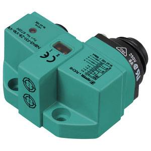 Ein rechteckiger, grüner Sensor mit mehreren Anschlussstellen und technischen Details aufgedruckt. Er hat ein schwarzes Basisstück.