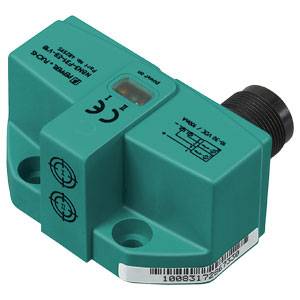 Induktiver Sensor, rechteckig, grüne Farbe, mit Anschlussmöglichkeit und CE-Zertifizierung auf der Oberfläche.