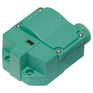 Grüner, quaderförmiger Induktivsensor mit Schraubanbefestigung. Verfügt über Anschlussbuchse oben, verwendet für industrielle Anwendungen.