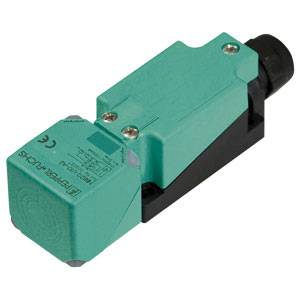 Ein rechteckiger, türkisfarbener Näherungsschalter mit schwarzen Elementen, vermutlich von einem Hersteller für elektronische Sensoren.