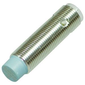 Ein zylindrischer Sensor in einem Metallgehäuse. Vorderseite mit blauer Kunststoffkappe, geeignet für Abstandsmessungen in industriellen Anwendungen.