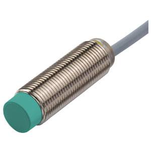 Ein zylindrischer Induktivsensor mit grünem Kopf und Metallgewinde, geeignet zur Erkennung metallischer Objekte, mit angeschlossenem Kabel.