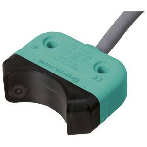 Ein rechteckiger, mintgrüner Sensor mit Kabel. Herstellerlogo und CE-Zeichen sichtbar. Verwendet zur berührungslosen Erfassung von Objekten.