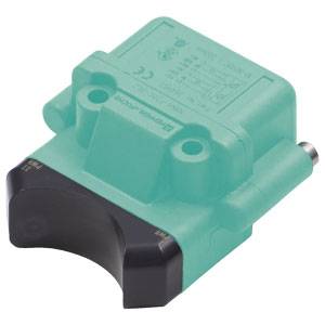 Ein grüner elektrischer Sensor mit Plastikgehäuse, schwarzen Kanten und technischen Spezifikationen oben aufgedruckt.