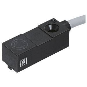 Ein schwarzer Sensor mit Kabel, rechteckiger Form, symbolischer Markierung und Firmenlogo. Wird zur Positionsüberwachung verwendet.