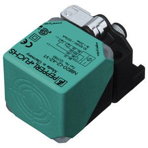 Ein Induktivsensor von Pepperl+Fuchs, Modell NBB2-12GM30. Erkennbar an der grünen Gehäusefarbe und den spezifischen Anschlüssen. Geeignet für Industrieanwendungen.