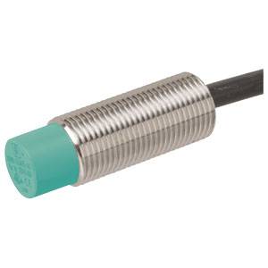 Zylindrischer Induktionssensor mit grünem Kopf und schwarzem Kabel, verwendet zur Erkennung von Objekten in industriellen Anwendungen.