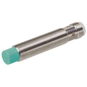 Ein silberner zylindrischer Sensor mit einem grünen Ende, möglicherweise ein Näherungssensor, liegt auf weißem Hintergrund.