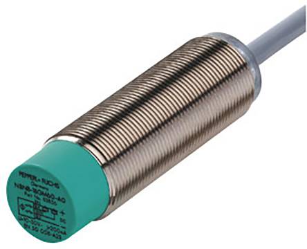 Ein zylindrischer, induktiver Sensor mit geripptem Metallgehäuse und grünem Kopf. Ein Kabel geht vom hinteren Ende ab.