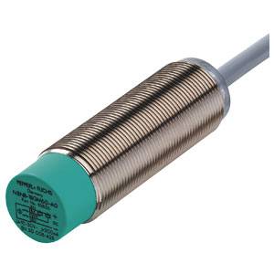 Zylindrischer Sensor mit geriffeltem Metallgehäuse und grünem Kopf, verbunden mit einem grauen Kabel. Wird in der Automatisierungstechnik verwendet.