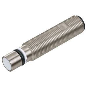 Zylindrischer, metallischer Sensor mit geriffelter Oberfläche, vorne eine runde, weiße Sensorkappe. Geeignet für industrielle Anwendungen.
