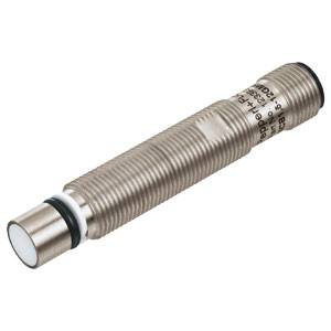 Ein zylindrischer Näherungssensor aus Metall mit Gewinde, schwarzer Spitze und eingeprägter Beschriftung an der Seite.