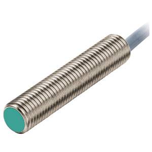 Ein zylindrischer, metallischer Sensor mit geriffelter Oberfläche und grünem Ende, von einem Kabel verbunden. Eignet sich zur Erkennung von Objekten.