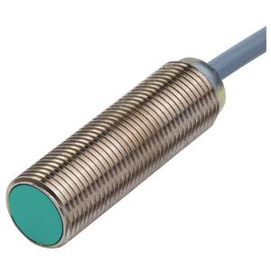 Ein zylindrischer Induktivsensor mit einem rostfreien Gehäuse und einem Kabelanschluss auf der Rückseite; ideal für industrielle Anwendungen.