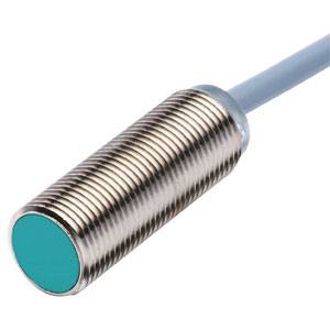 Zylindrischer induktiver Näherungssensor mit geriffeltem Metallgehäuse und blauem Sensorkopf, verbunden mit einem Kabel.