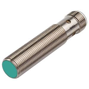 Zylindrischer, geriffelter Metallsensor mit grüner Kappe, in einem Winkel fotografiert. Geeignet für industrielle Anwendungen.