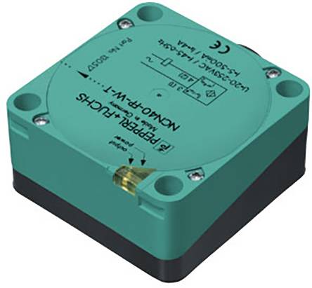 Ein quadratischer, grüner Sensor von Pepperl+Fuchs mit technischen Aufschriften und CE-Kennzeichnung.
