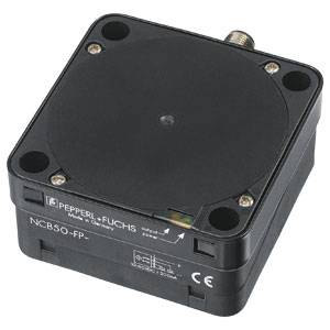 Ein quadratischer, schwarzer Sensor der Marke Pepperl+Fuchs mit runden Ecken, Modell NCB50-FP, auf der Oberseite angeschlossene Kabelbuchse.
