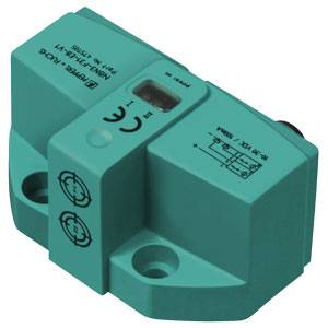 Grüner Sensor mit CE-Markierung. Er hat zwei Montageschrauben, eine Kabelöffnung und ist für den industriellen Einsatz geeignet.