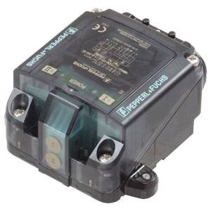 Ein schwarzes Pepperl+Fuchs Sensor-Modul mit transparentem Gehäuse. Draufsicht mit Anschlüssen und technischen Angaben oben sichtbar.