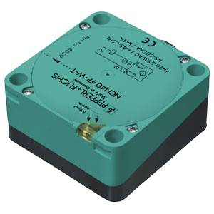 Der quadratische grüne Induktivsensor mit runder Oberseite, Modell 'NBN40-FP-W3', ist für industrielle Anwendungen konzipiert.