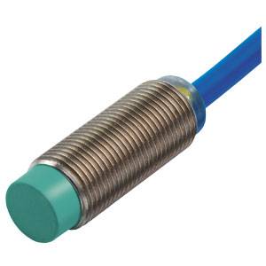 Ein zylindrischer, metallischer Näherungssensor mit blauer Kabelverbindung, geeignet für industrielle Anwendungen.