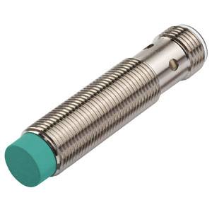 Ein zylindrischer Sensor mit grünem Ende und metallischem, geripptem Gehäuse, wahrscheinlich ein Näherungssensor für industrielle Anwendungen.