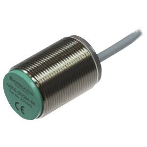 Ein zylindrischer Sensor mit Metallgehäuse und Kabelanschluss. Vorderseite grün mit CE-Kennzeichnung.