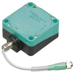 Ein quadratischer Sensor von Pepperl+Fuchs mit Kabelanschluss, hauptsächlich mintgrün mit schwarzem Boden, wird gezeigt.