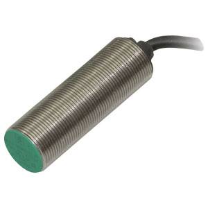 Zylindrischer Induktiver Sensor mit Metallgehäuse, grüner Front und angeschlossenem Kabel für Positionserkennung oder Messung.