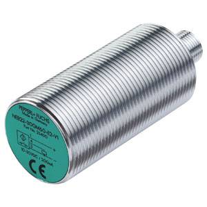Zylindrischer Sensor mit grünem Kopf, Metallgehäuse, seitlich PEPPERL+FUCHS-Logo und Kennzeichnung CE.