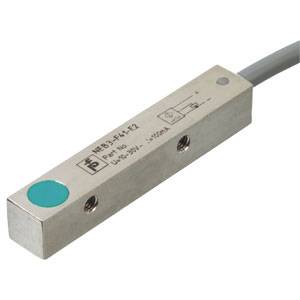 Metallischer Magnetsensor mit rechteckigem Gehäuse, Kabelanschluss und aufgedrucktem Schaltplan.