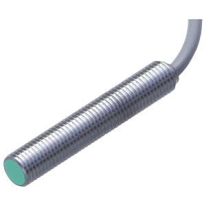 Zylindrischer Näherungssensor mit geriffelter Metalloberfläche und grünem Sensorende, verbunden mit einem Kabel.