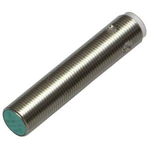 Ein zylindrischer, metallischer Sensor mit gerillter Oberfläche und flacher, grüner Spitze. Eignet sich zur Objekterkennung.