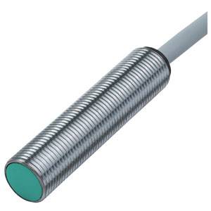 Ein zylindrischer, metallischer Näherungsschalter mit einem grünen Sensorende, angeschlossen an ein graues Kabel.