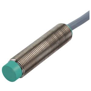 Ein zylindrischer, metallischer Näherungssensor mit grüner Spitze und Kabel. Typisch zur Positionserkennung in Industrieanwendungen.