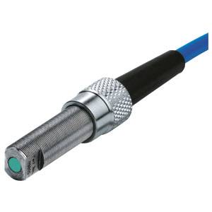 Ein zylindrischer Sensor mit blauem Kabel, geeignet für industrielle Anwendungen, Aluminiumgehäuse, grüne Kappe vorne.