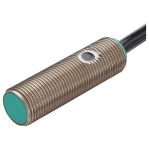 Zylindrischer Sensor mit gerippter Metalloberfläche und Kabel.