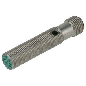 Zylindrischer Metallstift mit Rillen und einem Loch nahe dem Ende. Er hat an beiden Enden ein Gewinde. Mögliche Komponente eines größeren Geräts.