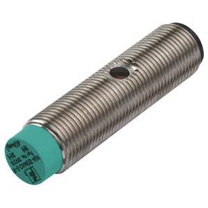 Zylindrischer Sensor mit grünem Kopf und Gewinde an Metallgehäuse. Markierungen: 12-36V und Herstellerlogo.