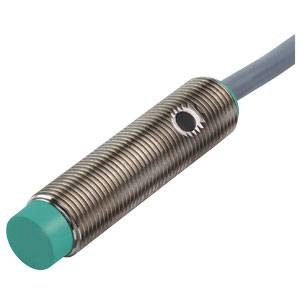 Zylindrischer Näherungssensor mit Metallgehäuse und grünem Vorderteil, verbunden mit einem Kabel für industrielle Anwendungen.