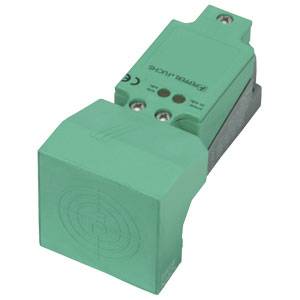 Ein rechteckiger, grüner Sensor mit Schraubbefestigungen, geeignet für industrielle Anwendungen zur Objekterkennung.