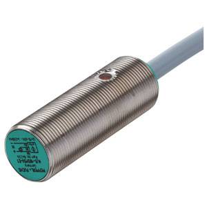 Zylindrischer Sensor in Metallgehäuse mit Anschlusskabel, geeignet für industrielle Anwendungen zur Objekterkennung.