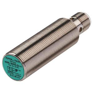 Ein zylindrischer Näherungssensor mit metallischem Gehäuse und grüner Vorderseite. Geeignet für industrielle Anwendungen.